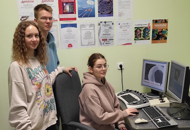 Магистранты кафедры химии твердого тела Института химии СПбГУ (слева направо): Юлиана Чувило, Кирилл Никитин и бакалавр Татьяна Москвина принимают активное участие в научной работе