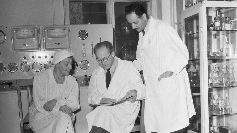 Профессор Лев Александрович Зильбер, советский микробиолог и иммунолог со своими сотрудниками