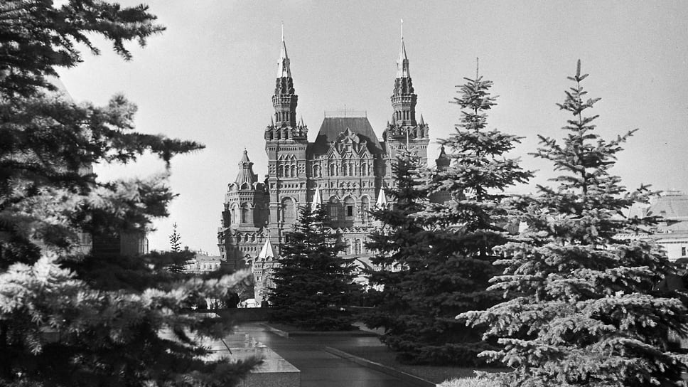 Вид от Кремлевской стены на Исторический музей