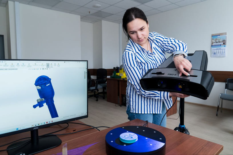 В конструкторском бюро изделия сначала раскладывают на материалы с помощью спектрометра и сканируют на особом геометрическом 3D-сканере, затем моделируют и прототипируют