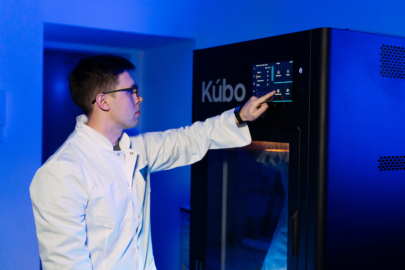 Инжиниринговый центр оснащен передовым оборудованием для 3D-печати, FDM (моделирование методом наплавления) и SLS (послойно-лазерное спекание), что позволяет изготавливать прототипы и изделия сложной геометрии