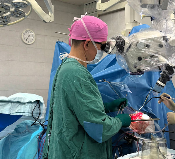 Константин Яшин, нейрохирург Университетской клиники ПИМУ, руководитель проекта, поддержанного грантом РНФ, в операционной