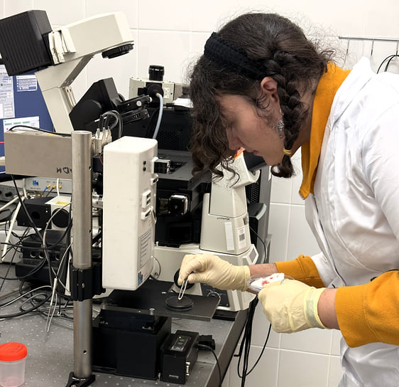 Дарья Сачкова, младший научный сотрудник лаборатории флюоресцентного биоимиджинга НИИ ЭОиБМТ ПИМУ за установкой для макро-FLIM