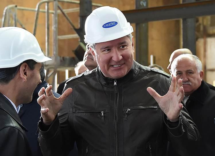 Заместитель Председателя Правительства Российской Федерации Дмитрий Рогозин на одном из ведущих предприятий судостроительной отрасли Республики Крым «Судостроительный завод «Море»