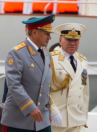 Министр обороны России Сергей Шойгу и командующий Балтийским флотом Виктор Кравчук 