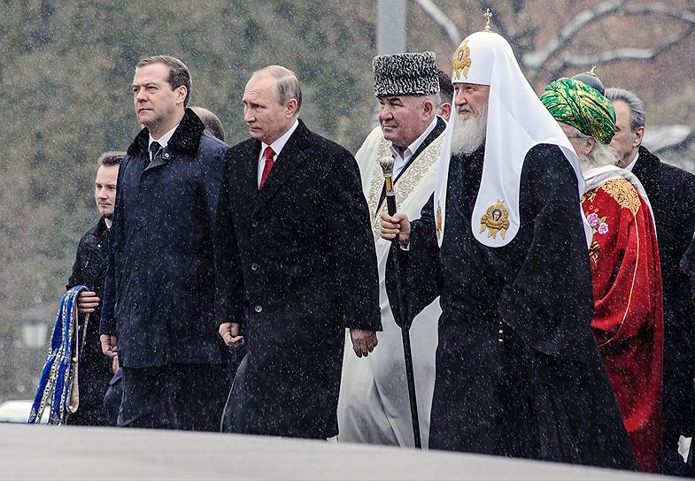 Премьер-министр России Дмитрий Медведев, президент Владимир Путин и патриарх Московский и всея Руси Кирилл на открытии памятника князю Владимиру в Москве