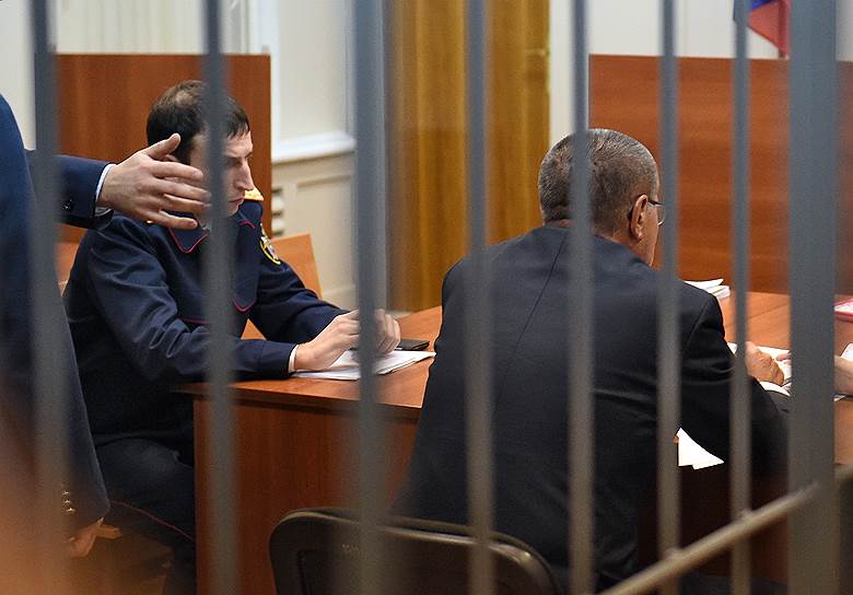 Бывший министр экономического развития России Алексей Улюкаев (справа)