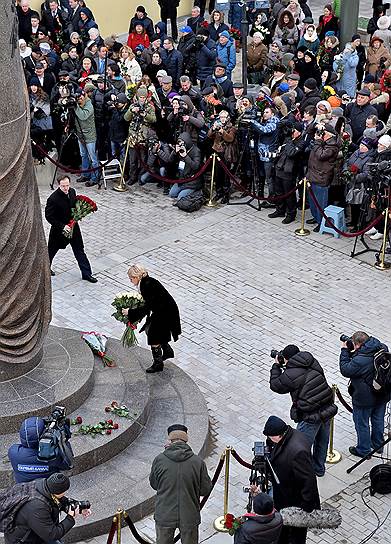 аместитель председателя правительства России Ольга Голодец (в центре) и министр культуры РФ Владимир Мединский (слева)