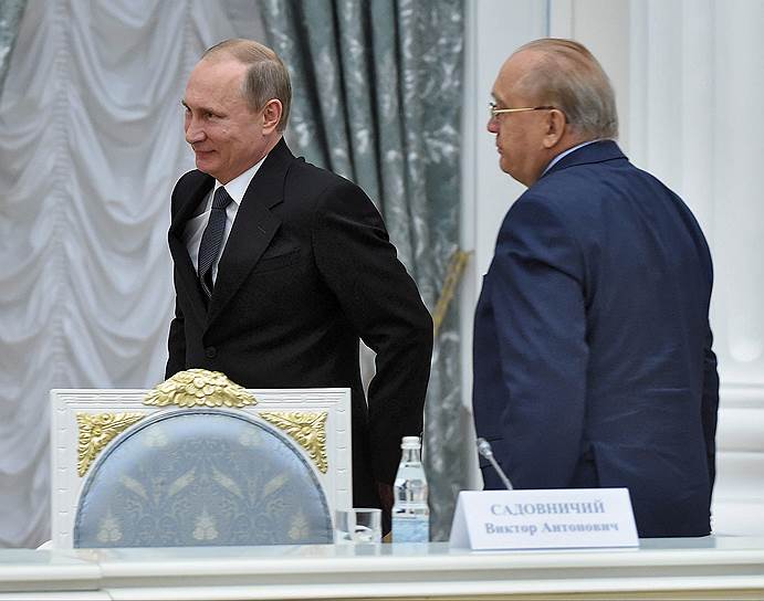 Президент России Владимир Путин (слева) и ректор МГУ имени М.В.Ломоносова Виктор Садовничий (cправа)