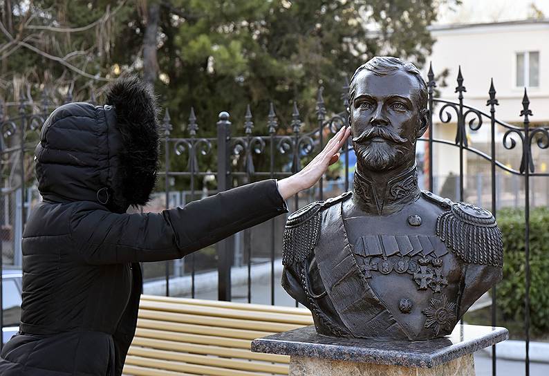 Бюст императора России Николая ІІ у часовни в честь Святых Царственных Страстотерпцев на территории здания Прокуратуры Республики Крым