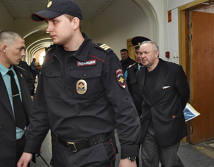 Бывший генеральный директор и владелец НПО «Мостовик» Олег Шишов (справа)