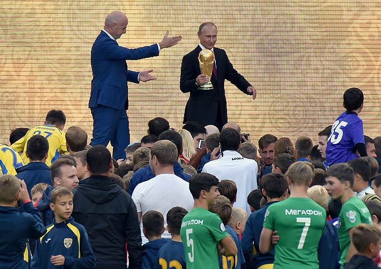 Президент Международной федерации футбола (FIFA) Джанни Инфантино (слева) и президент России Владимир Путин 