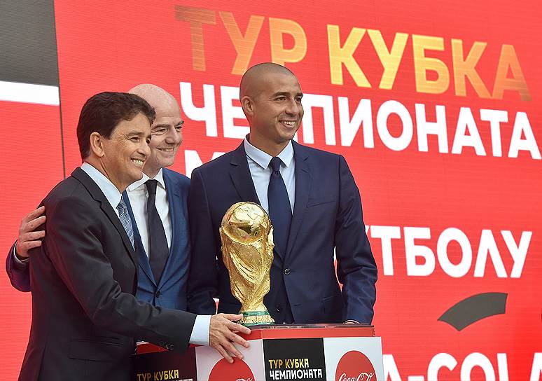 Слева направо: футболист Бебето,  президент Международной федерации футбола (FIFA) Джанни Инфантино и футболист Давид Трезеге 