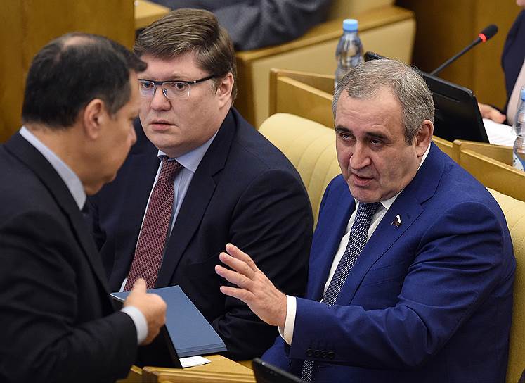 Вице-спикер Госдумы Сергей Неверов (справа)
