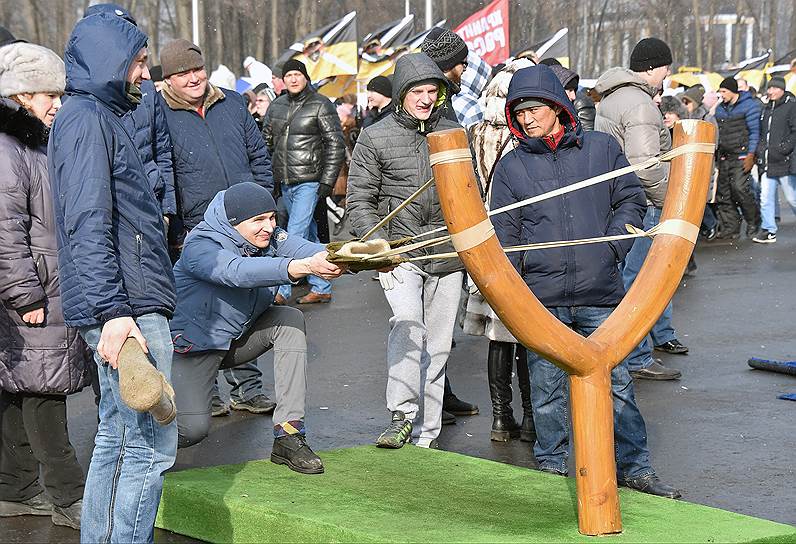 На территории стадиона участники митинга могли пострелять из метровой рогатки или покататься на каруселях