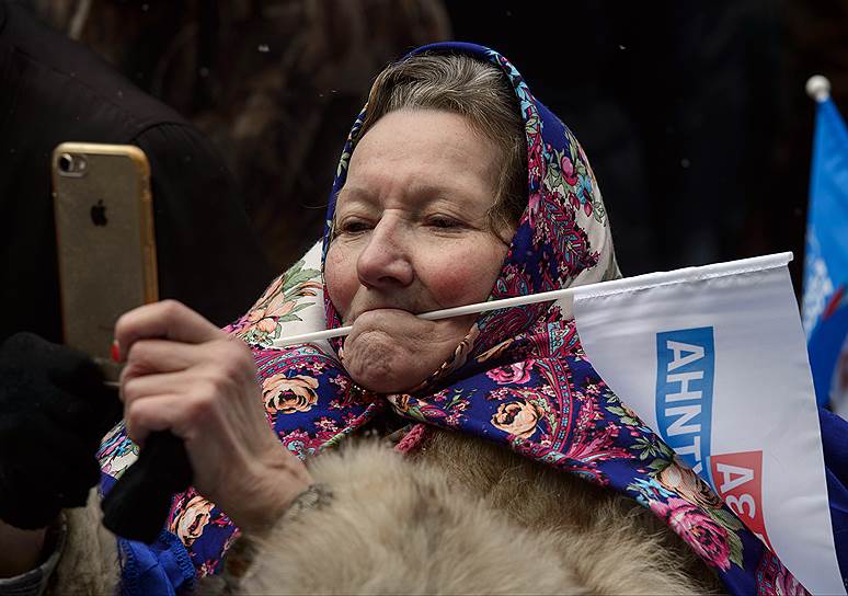 Многие участники митинга снимали все происходящее на свои телефоны