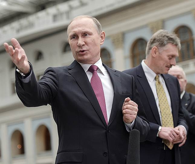 Президент России Владимир Путин и его пресс-секретарь Дмитрий Песков 
