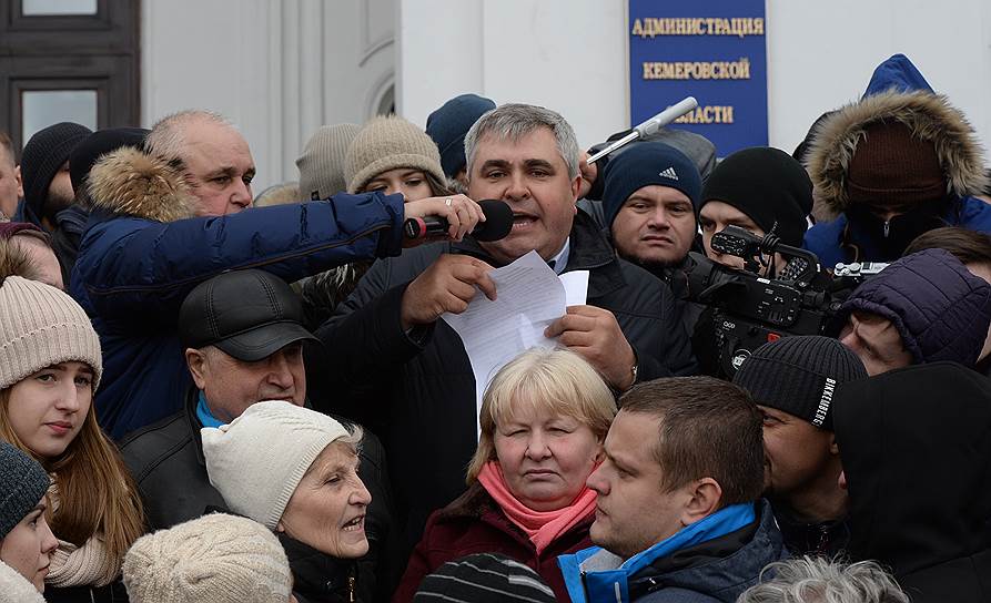 Вице-губернатор Кемеровской области Владимир Чернов (в центре)