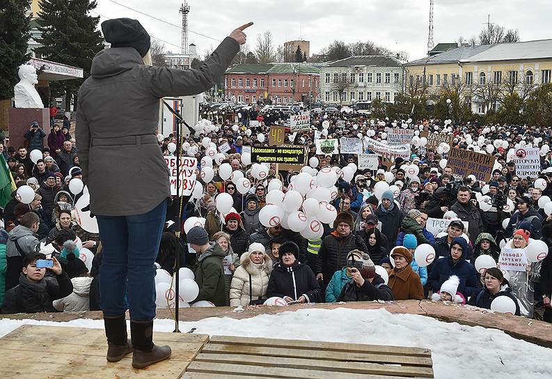 Митинг против полигона твердых коммунальных отходов «Ядрово» на площади у здания администрации Волоколамского района