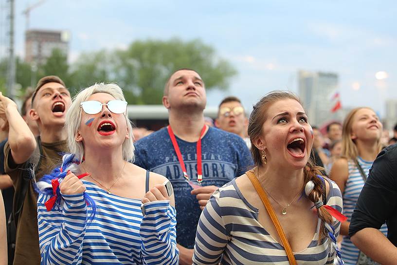 Болельщики в фан-зоне во время матча между сборными России и Уругвая