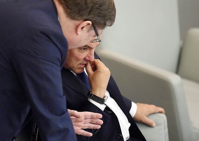 Член комитета по бюджету и налогам Андрей Исаев (слева) и спикер Госдумы Вячеслав Володин