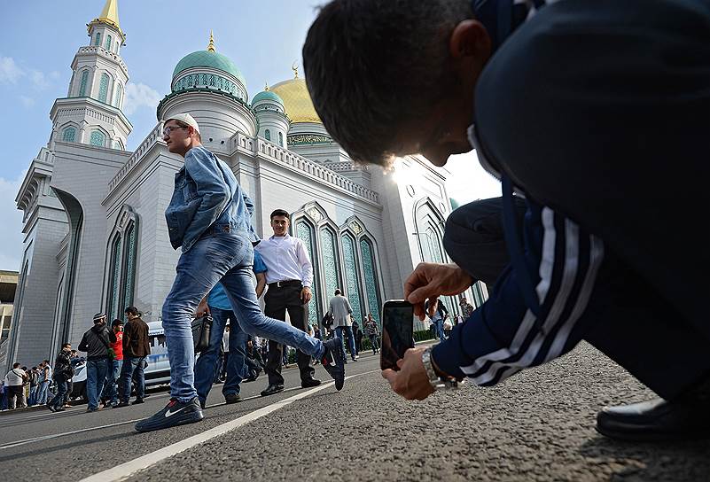 Верующие у Московской соборной мечети