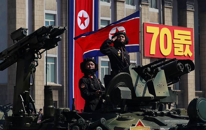 Северокорейские танкисты во время военного парада в столице КНДР