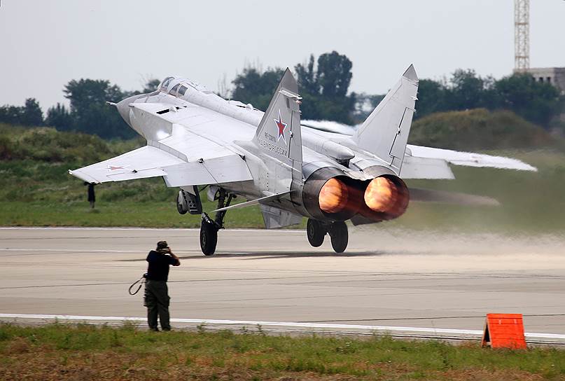 Сверхзвуковой истребитель-перехватчик МиГ-31