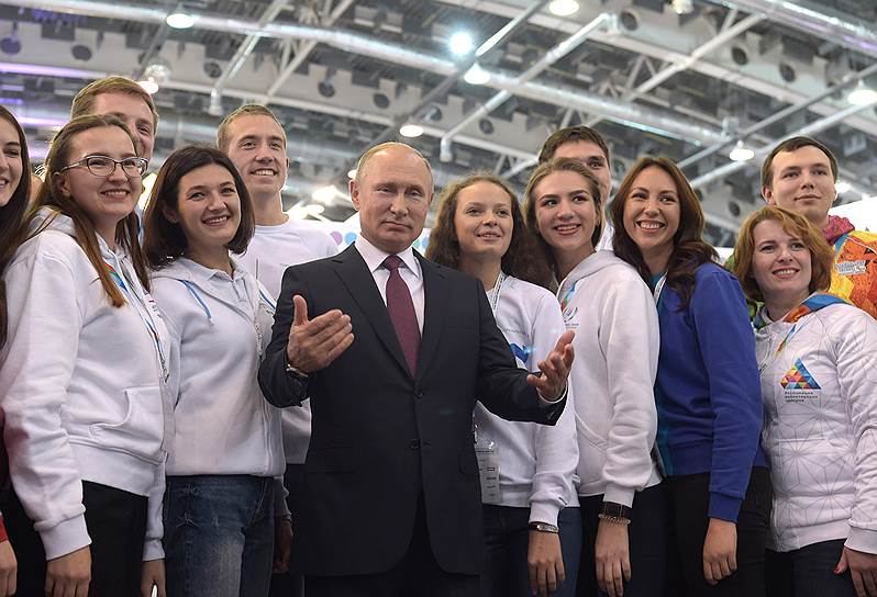 Президент России Владимир Путин (в центре)