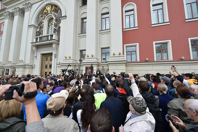 Сами организаторы настаивают, что имеют право проводить мероприятие в формате встречи с избирателями, так как они пока являются кандидатами в депутаты Мосгордумы