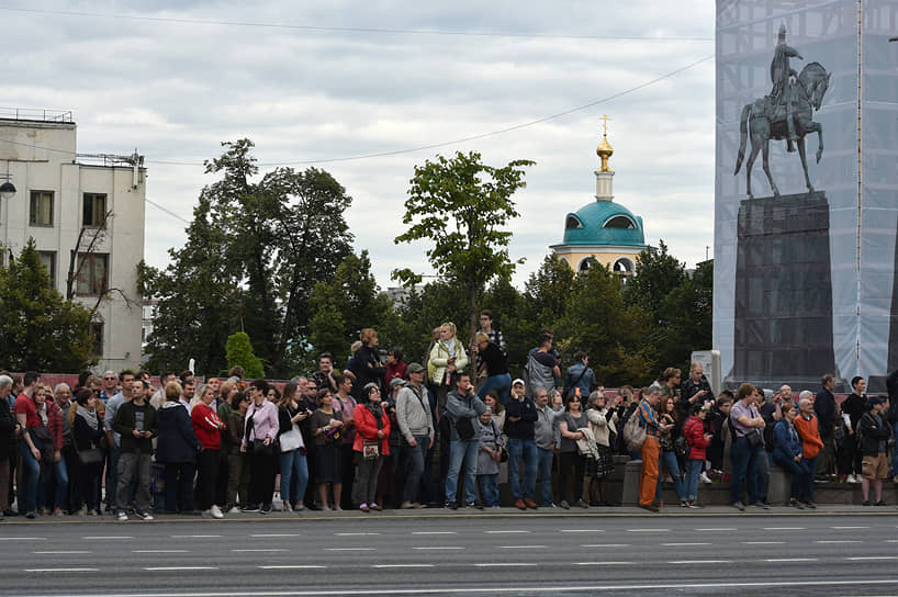 В сквер пришли кандидаты в депутаты, у которых также забраковали подписи, — Дмитрий Гудков, Сергей Митрохин, Юлия Галямина, Кирилл Гончаров, Константин Янкаускас