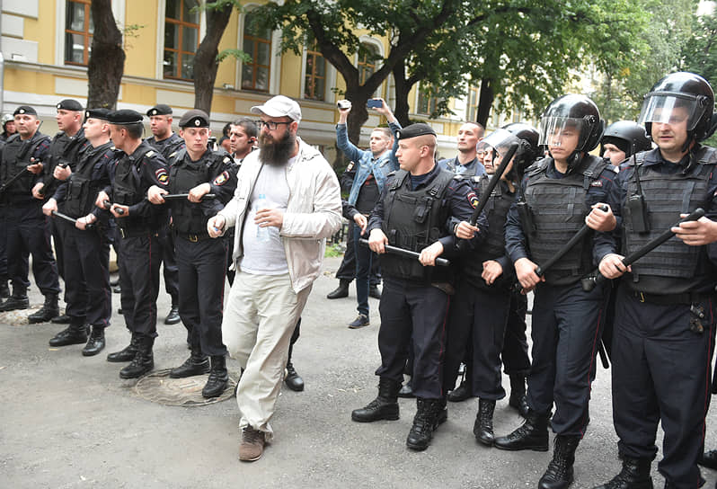 Сотрудники полиции во время задержаний