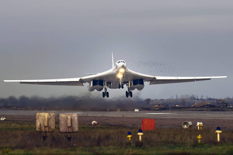 Сверхзвуковой стратегический бомбардировщик-ракетоносец Ту-160