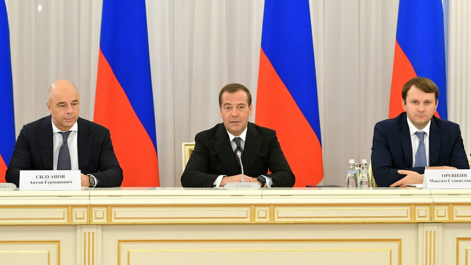 Слева направо: первый вице-премьер, министр финансов России Антон Силуанов, премьер-министр Дмитрий Медведев и министр экономического развития Максим Орешкин