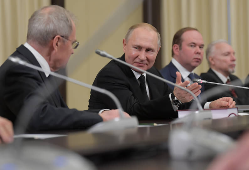 Президент России Владимир Путин в (в центре)