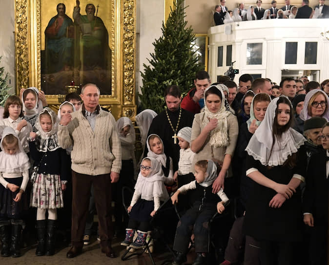 Президент РФ Владимир Путин во время Рождественского богослужения в Спасо-Преображенском соборе всей гвардии в Санкт-Петербурге