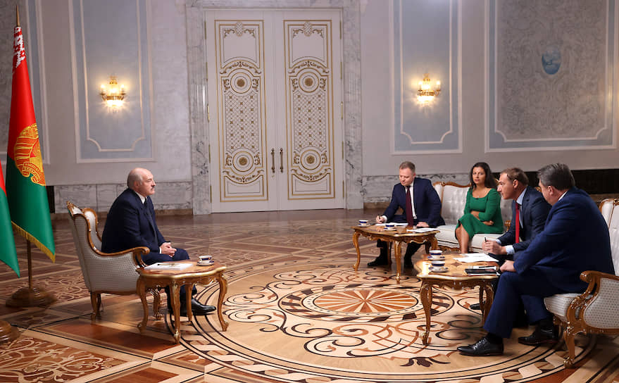 Слева направо: президент Белоруссии Александр Лукашенко, ведущий телеканала «Россия 1» Евгений Рожков, главный редактор RT Маргарита Симоньян, главный редактор радиостанции «Говорит Москва» Роман Бабаян и корреспондент «Первого канала» Антон Верницкий