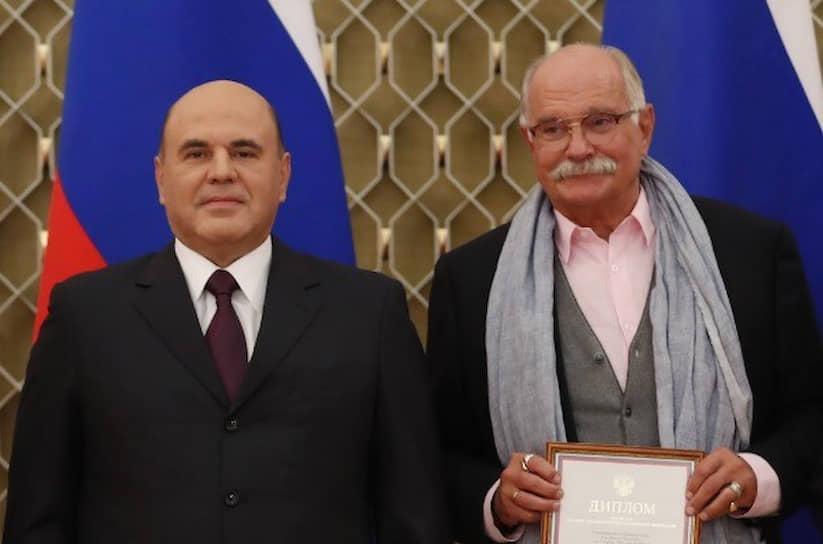 Премьер-министр России Михаил Мишустин (слева) и режиссер Никита Михалков