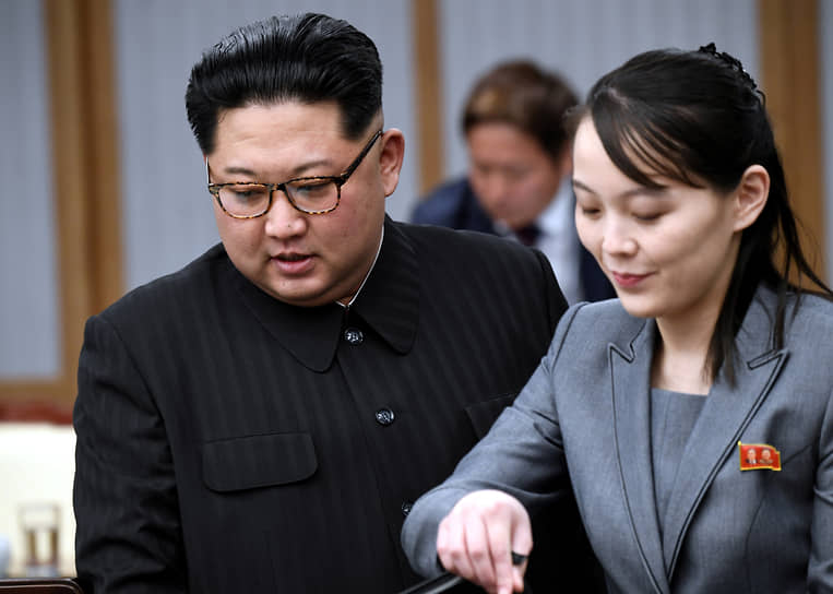 Лидер КНДР Ким Чен Ын с сетрой Ким Ё Чен в 2018 году