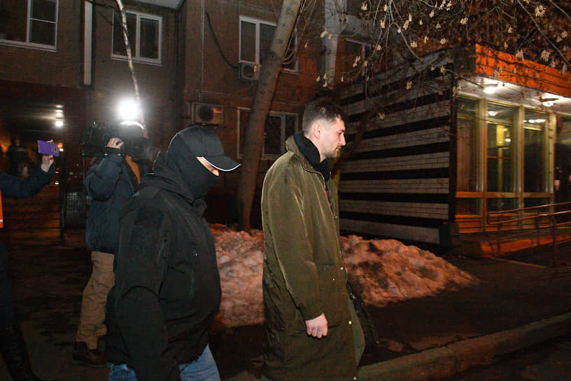 Брат Алексея Навального Олег Навальный, задержанный сотрудниками полиции после обыска