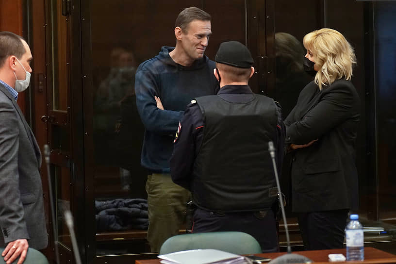 Алексей Навальный и его адвокаты Вадим Кобзев (слева) и Ольга Михайлова (справа)