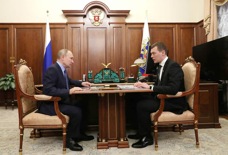 Президент России Владимир Путин (слева) и врио губернатора Хабаровского края Михаил Дегтярев