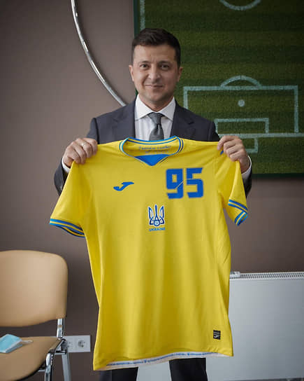 Президент Украины Владимир Зеленский с формой сборной Украины