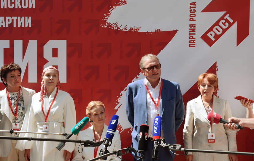 Слева направо: Елена Ульянова, Ксения Безуглова, Оксана Дмитриева и Борис Титов