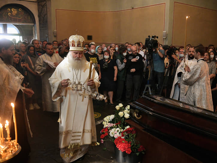 Отпевание в главном соборе Донского монастыря Москвы