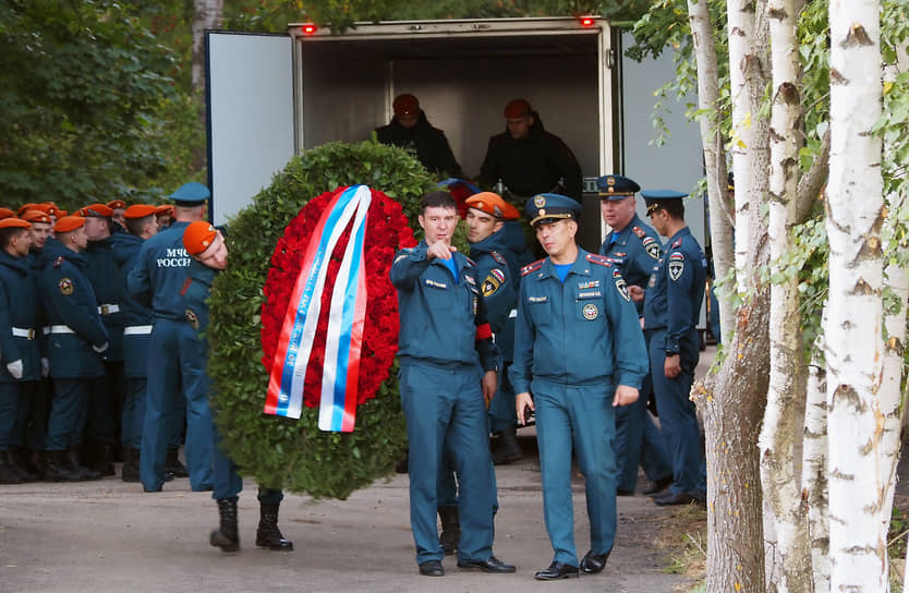 Возложение венков на могилу во время церемонии