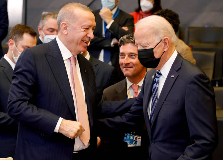 Президенты Турции и США Реджеп Тайип Эрдоган (слева) и Джо Байден 