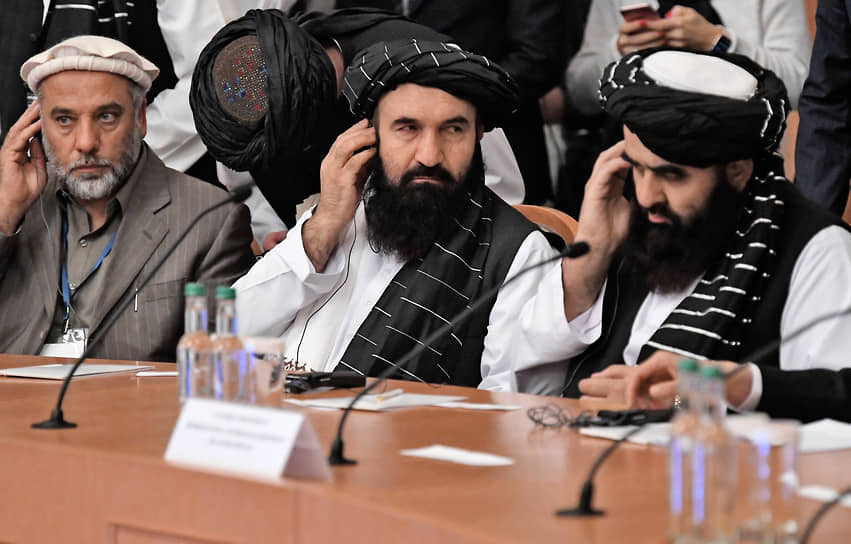 И.о. главы МИД Афганистана Амир Хан Муттаки (справа)