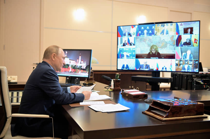 Президент России Владимир Путин на совещании с членами правительства