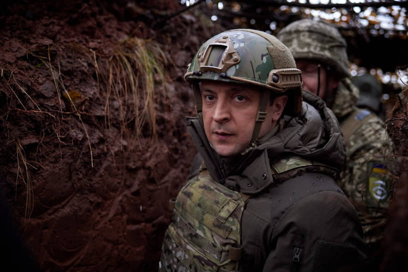Владимир Зеленский во время посещения позиций украинской армии в Донбассе